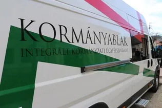 Kormányablak busz Ácsteszéren borítóképe