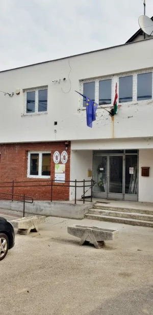 Hivatalfelújítás előtte